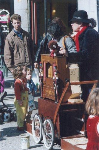 Crvecoeur et son orgue de Barbarie en spectacle pour les enfants