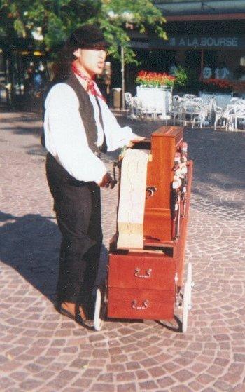 Sur un air d'orgue de Barbarie, Crèvecoeur pousse quelques goualantes à Luxembourg