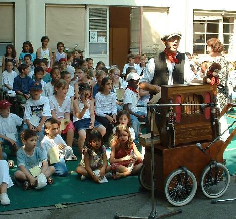 Crèvecoeur accompagne les écoliers avec son orgue de Barbarie, pour le spectacle de fin d'année