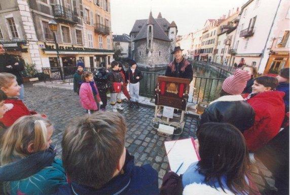 L'orgue de Barbarie intresse beaucoup les coliers;  son histoire et son fonctionnement peuvent tre dvelopps lors d'interventions pdagogiques dans les coles