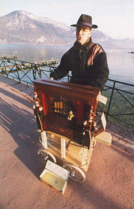 Animations au bord du lac d'Annecy, à Châtel, dans les Hautes-Alpes ou bien en Suisse ? Crèvecoeur et son orgue de Barbarie se déplacent !