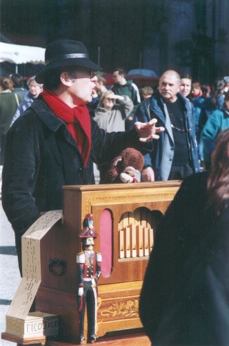 Crèvecoeur chante Piaf accompagné de son orgue de Barbarie